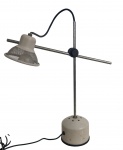 DESIGN - Luminária de mesa articulada, em metal pintado e metal prateado, com cúpula em tela metálica e base cilíndrica. Design industrial, com estrutura ajustável. Meados anos 70. Possui fiação. Mede 48 x 36 cm.