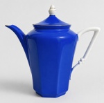 ART DECO - Bule de formato facetado ART DECO, em porcelana europeia de intenso azul-cobalto com acabamento brilhante, alça e elemento decorativo da tampa em branco com filete dourado, destacando-se pelo desenho clássico e sofisticado. Peça de inspiração vintage.  Sinal restauro na pega pinha. Mede 22 x 20 cm.