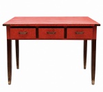 ART DECO - Mesa de apoio, anos 40, estrutura em madeira nobre, revestimento com perda, possui três gavetas frontais e puxadores metálicos do período ART DECO . Estilo moderno de meados anos 40/50. Necessita reparo. Perdas. Medidas: 84 cm (altura) x 118 cm (comprimento) x 67 cm (largura).