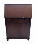 ART DECO - Móvel secrétaire, em madeira escura, com tampa basculante, gaveta frontal com dois puxadores e compartimento inferior com portas compartimentos. Peça de estilo e período ART DECO apresentando marcas do tempo e sinais de uso. Perda nas folhas. Medidas: 108 cm de altura x 71 cm de comprimento x 35 cm de largura.
