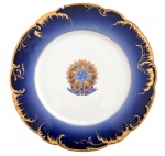 HAVILAND & CO. LIMOGES  Prato comemorativo em porcelana francesa, com brasão dos Estados Unidos do Brasil, datado de 15 de novembro de 1889, decorado em azul-cobalto e dourado. Peça histórica, alusiva à Proclamação da República. Período: final do século XIX. Possui bicado. Medida: 24,5 cm de diâmetro.