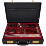 FAQUEIRO EM STAINLESS STEEL, composto por 72 peças, acondicionado em elegante estojo com revestimento interno em veludo vermelho e acabamento preto, com ferragens douradas.* 12 talheres de servir* 12 colheres de sopa* 12 colheres de sobremesa* 12 garfos de sobremesa* 12 colheres de chá* 12 facas para carneConjunto de apresentação sofisticada, com algumas peças ainda embaladas.