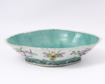 Covilhete losangonal em porcelana chinesa do séc. XIX. Esmaltagem branca, decoradas com frutos e flo