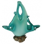 Centro de mesa em vidro artístico trabalhado na tonalidade azul, com base em metal prateado. Medidas: Altura: 17 cm, Largura 10 cm e Comprimento 16 cm.