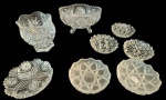 Lote com 8 peças em cristal com lapidação em baixo relevo diversas. Medida maior: Altura 8cm, Largura 9 cm e Comprimento 14 cm.