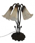 Luminária de mesa com base em ferro trabalhado para cinco lâmpadas com tulipa na tonalidade fosca. Medidas: Altura 45 cm e Diâmetro 23 cm. 