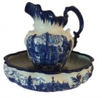 Grande Gomil em porcelana inglesa com pintura na tonalidade azul em tema de igreja.  Medidas Jarro: Altura 32 cm e Diâmetro: 25 cm. Medida bacia: Altura 12 cm, Largura 33 cm e Comprimento 40 cm.