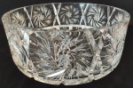 BOHEMIA - Centro de mesa em cristal com lapidação em baixo relevo em tema de estrela. Obs: um bicado na borda. Medidas: Altura 10 cm e Diâmetro 12 cm.
