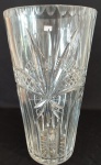 Vaso em cristal com lapidação em baixo relevo. Medida: Altura 30 cm e Diâmetro 15 cm. 