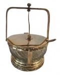 Açucareiro em metal espessurado em a prata com cristal interno. Medida: Altura 20 cm e Diâmetro 13 cm.