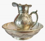 Grande Gomil em metal espessurado  a prata com trabalhos artesanais. Medida bacia: Altura 13 cm e Diâmetro 41 cm. Medida jarro: Altura 30 cm e Diâmetro 26 cm.