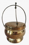 Açucareiro em metal espessurado  a prata. Obs: necessita de restauro na dobradiça. Medida: Altura 15 cm e Diâmetro 10 cm.