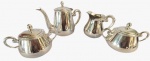 PRATA WOLFF- Lote com quatro peças em metal espessurado a prata. Obs: bule necessita de restauro na dobradiça. Medida maior: Altura 15 cm, Largura 8 cm e Comprimento 19 cm. 
