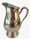 Jarra em metal espessurado a prata. Medida: Altura 23 cm, Largura 12 cm e Comprimento 17 cm. 