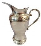  ART PRATA - Jarra em metal espessurado a prata. Medida: Altura 25 cm, Largura 12 cm e Comprimento 22 cm. 