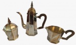 Lote com três peças em metal espessurado a prata com um Açucareiro com pegador em madeira nobre. Obs: mínimo desgaste na prata. Medida maior: Altura 23 cm, Largura 10 cm e Comprimento 22 cm. 