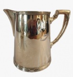 PRATA WOLFF- leiteira em metal espessurado a prata. Medida: Altura 14 cm, Largura 9 cm e Comprimento 18 cm. 