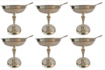 Lote com seis taças para sobremesa em metal espessurado a prata acompanhando colher. Medida: Altura 12 cm e Diâmetro 12 cm. 