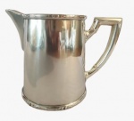 PRATA WOLFF- Leiteira em metal espessurado a prata com borda trabalhada. Medida: Altura 12 cm, Largura 7 cm e Comprimento 15 cm. 