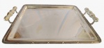 Bandeja em metal espessurado a prata com borda trabalhada. Medida: 33x46.