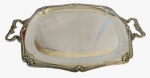 FRACALANZA - bandeja em metal espessurado a prata com borda e pegador trabalhado. Medida: 35x50 cm.
