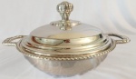 Legumeira em metal espessurado a prata com borda e pegador trabalhado. Medidas: Altura 17 cm, Largura 23 cm e Comprimento 30 cm.
