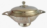 Sopeira em metal espessurado a prata com borda e pegador trabalhado. Medidas: Altura 25 cm, Largura 29 cm e Comprimento 36 cm. 