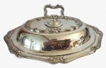 FRACALANZA - Legumeira em metal espessurado a prata com borda e pegador trabalhado. Medidas: Altura 17 cm, Largura 23 cm e Comprimento 29 cm. 