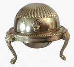 Porta caviar em metal espessurado a prata com três pés de sustentação acompanhando cristal interno. Medidas:  Altura 14 cm e Diâmetro 14 cm.
