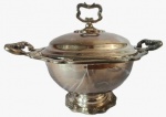 FRACALANZA - Sopeira em metal espessurado a prata com borda e pegador trabalhado. Medidas: Altura 25 cm, Largura 25 cm e Comprimento 30 cm. 