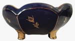 Centro de mesa em porcelana com três pés de sustentação na tonalidade azul Cobalto com detalhes em dourado. Medids: Altura 10 cm e Diâmetro 19 cm.