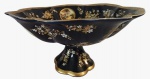 LIMOGES - Lindo centro de mesa em porcelana com pintura artesanal em tema galante e floral na tonalidade azul Cobalto, com detalhes em dourado. Medidas: Altura 18 cm e Diâmetro 30 cm.