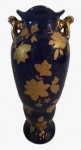 Floreira em porcelana pintada artesanalmente em tema floral na tonalidade dourado e azul Cobalto. Medidas: Altura 16 cm e Diâmetro 6 cm. 