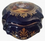 Potiche em porcelana francesa pintado artesanalmente com tema galante e detalhes em dourado. Medidas: Altura 8 cm e Diâmetro 18 cm. 