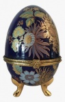 Porta joias em formato de ovo em porcelana pintado artesanalmente em tema floral com detalhes em dourado. Medidas: Altura 13 cm e Diâmetro 7 cm. 