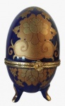 Porta joias em formato de ovo em porcelana pintado artesanalmente em tema floral com detalhes em dourado. Obs: necessita de colagem. Medidas: Altura 9 cm e Diâmetro 6 cm.