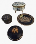 Lote com quatro peças em porcelana diversas. Medida maior: Altura 5 cm, Largura 7 cm e Comprimento 8 cm. 