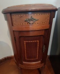 Antiga mesa de cabeceira oval em madeira com marchetaria e tampo em mármore, conhecida como peniqueira com uma gaveta e uma porta frontal. RETIRADA PELO COMPRADOR Medidas: Altura 70 cm, Largura 38 cm e Comprimento 44 cm. Valor: 790,00