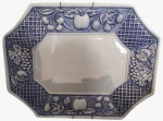 MADE IN GREECE- Prato decorativo em porcelana com borda em alto relevo em tema de frutas em formato oitavado. Medidas: Altura 3 cm, Largura 30 cm e Comprimento 40 cm. 