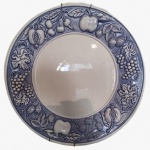 MADE IN GREECE- Prato decorativo em porcelana com borda em alto relevo em tema de frutas em formato redondo. Medidas: Altura 3 cm e Diâmetro 38cm. 