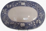 MADE IN GREECE- Prato decorativo em porcelana com borda em alto relevo em tema de frutas em formato oval. Medidas: Altura  3 cm, Largura 32 cm e Comprimento 45 cm. 