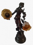 Luminária de mesa em petit bronze para duas lâmpadas, destacando figura feminina com duas tulipas em formato de flor na tonalidade âmbar. Medida: altura 60 cm largura 20 cm comprimento 36 cm.