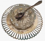 PRATA ÁUREA 90- Lote com porta caviar em metal espessurado a prata e cristal. Medidas: Altura 4 cm e Diâmetro 12 cm.