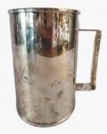 ST JAMES- Caneca para chopp em metal espessurado a prata. Obs: peça sem uso, porém nesscecita de limpeza na prata. Medidas: Altura 14 cm e Diâmetro 10 cm.
