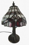 Luminária de mesa estilo Tiffany com cúpula em vitral. Medidas: Altura 32 cm e Diâmetro 20 cm. 