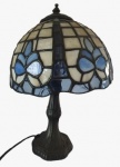 Luminária de mesa estilo Tiffany com cúpula em vitral. Medidas: Altura 32 cm e Diâmetro 20 cm. 