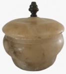 Potiche em alabastro  na tonalidade bege com pegador em bronze. Medidas: Altura 10 cm e Diâmetro 10 cm.