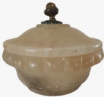 Potiche em alabastro  na tonalidade bege com pegador em bronze. Medidas: Altura 15 cm e Diâmetro 15 cm.