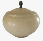 Potiche em alabastro  na tonalidade bege com pegador em bronze. Medidas: Altura 20 cm e Diâmetro 20 cm. 