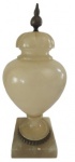 Potiche em alabastro  na tonalidade bege com pegador em bronze. Medidas: Altura 33 cm e Diâmetro 15 cm.